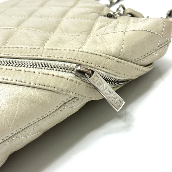 CHANEL White Shoulder Bag - Picture 7 of 16